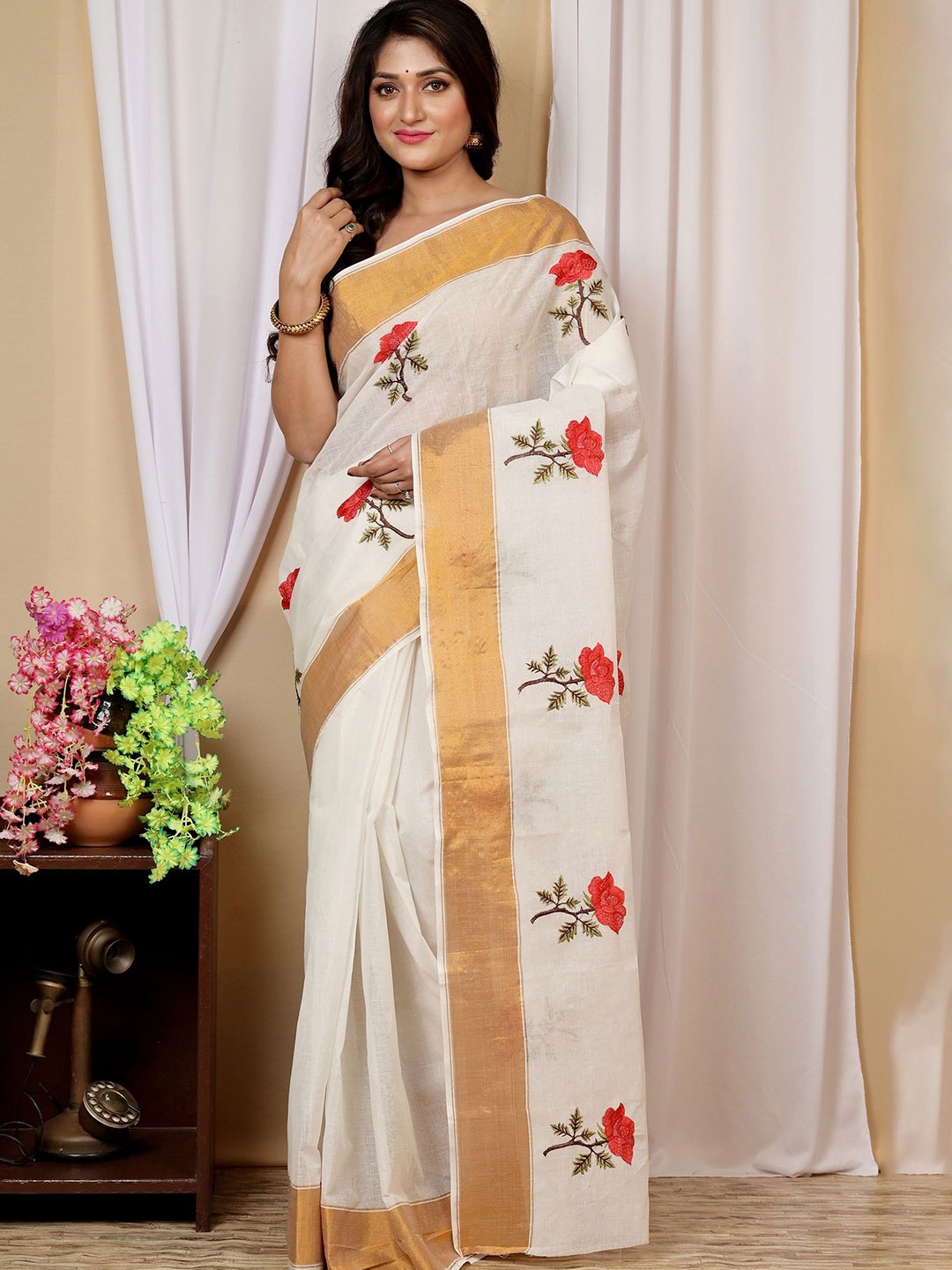 

PuJoy Floral Embroidered Pure Cotton Taant Saree, White