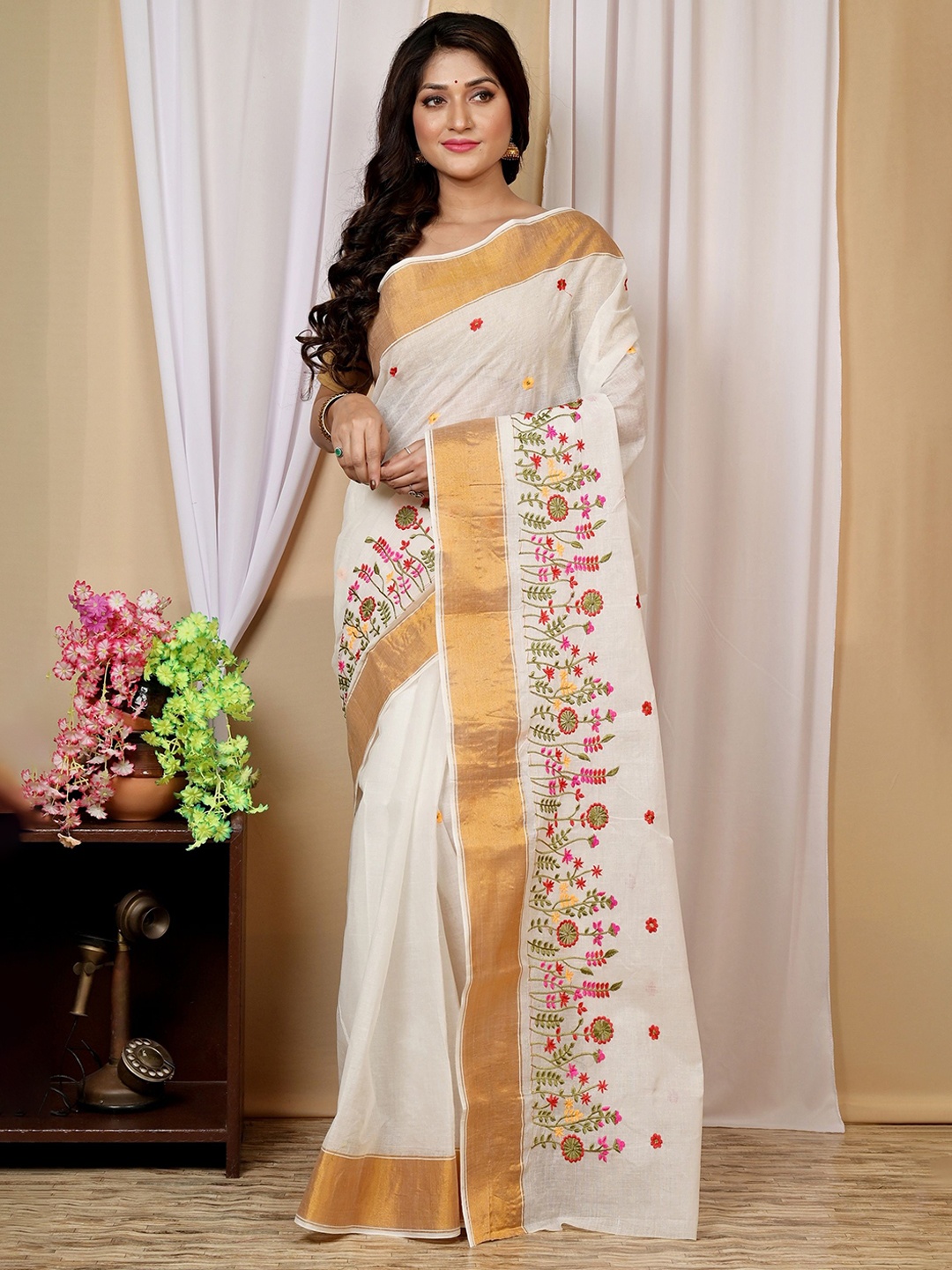 

PuJoy Floral Woven Design Pure Cotton Taant Saree, White