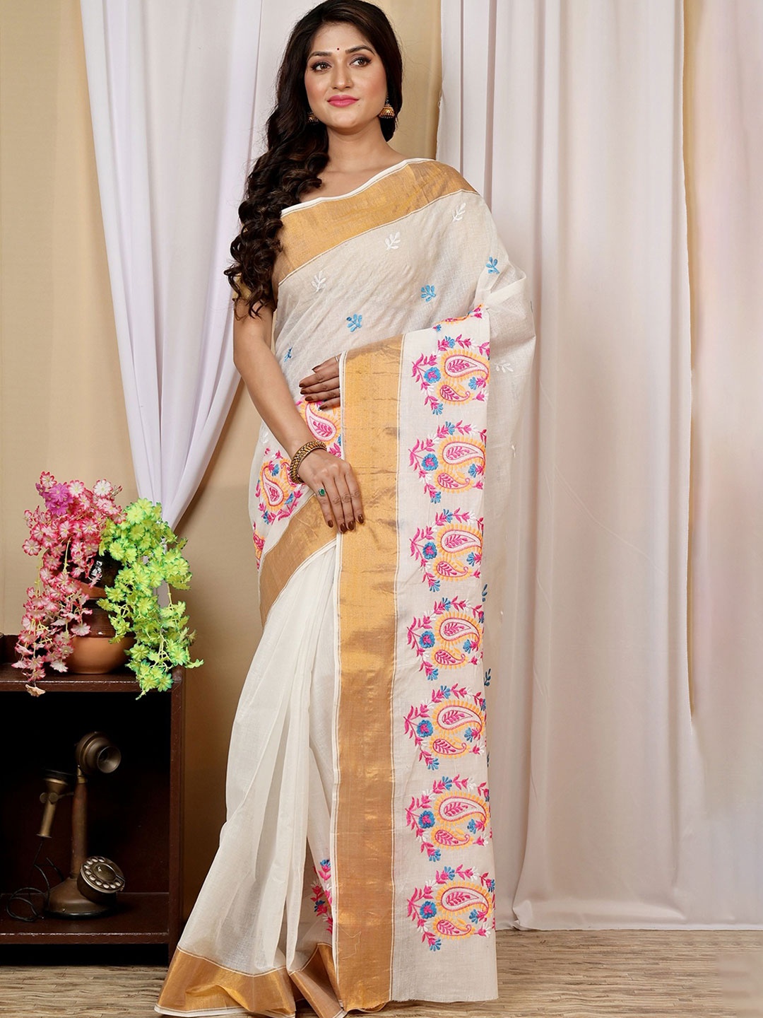 

PuJoy Floral Woven Design Pure Cotton Taant Saree, White