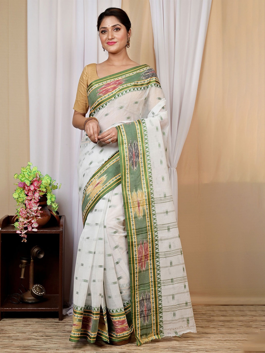 

PuJoy Ethnic Motifs Woven Design Zari Pure Cotton Taant Saree, White