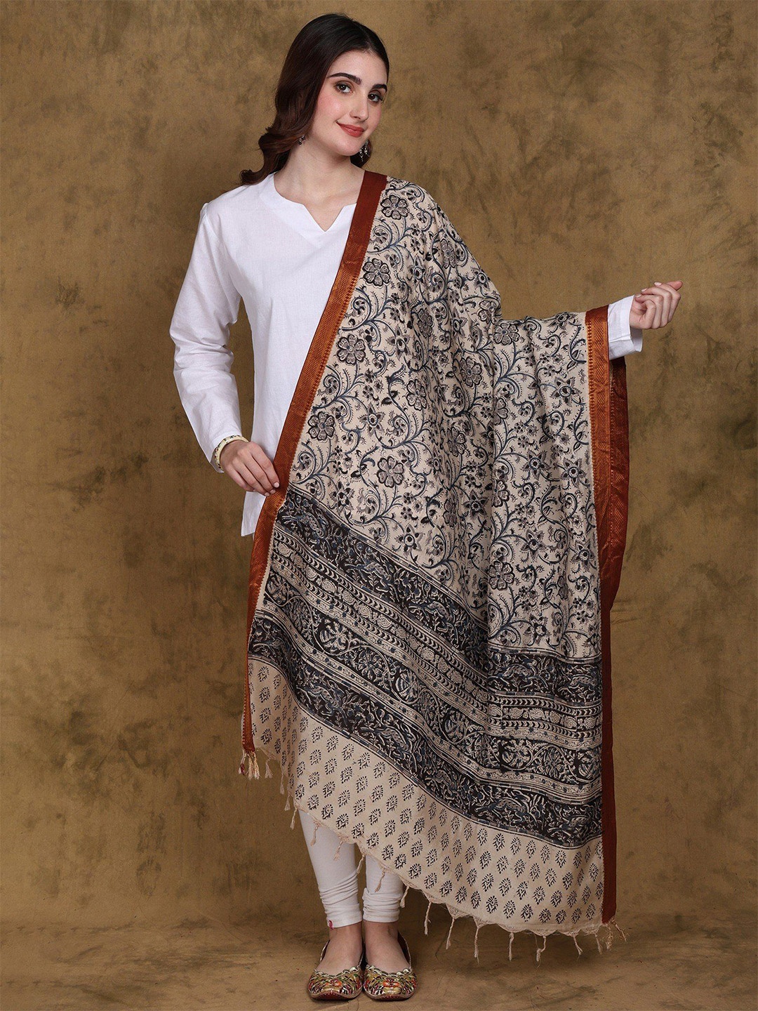 

Exotic India Kalamkari Dupatta with Zari Border and Flower Vine Printed, Cream