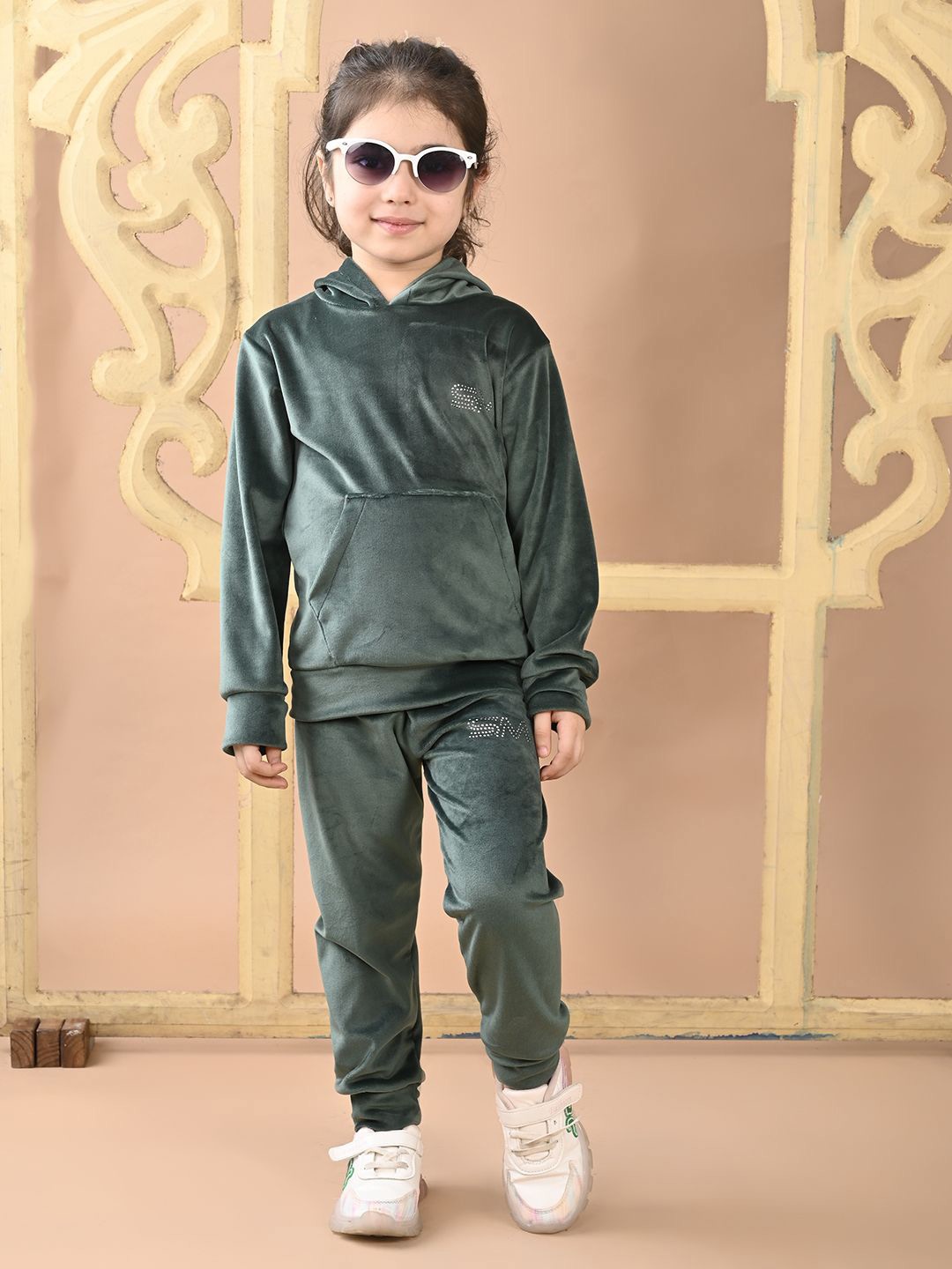 

Superminis Girls Hooded Velvet Sweatshirt With Joggers, Green