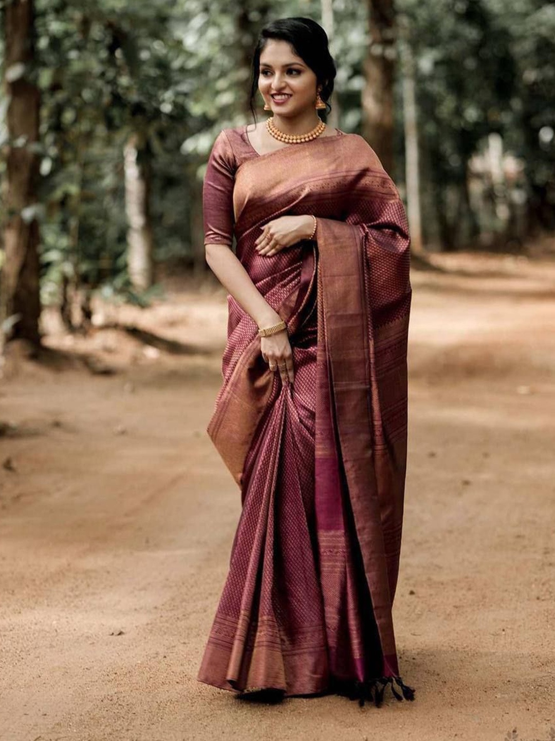 

Miss Beelee Ethnic Motifs Woven Design Zari Banarasi Saree, Maroon