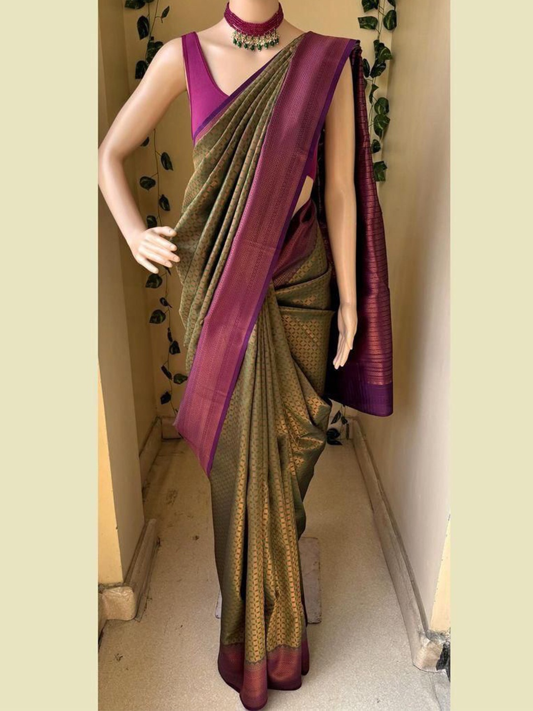 

Miss Beelee Ethnic Motifs Woven Design Zari Banarasi Saree, Green