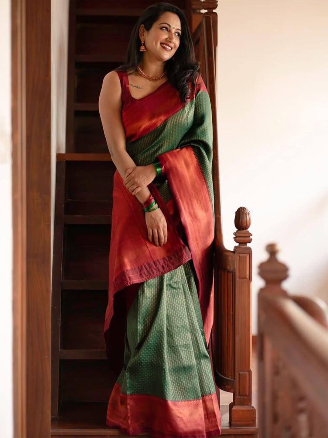 

Miss Beelee Ethnic Motifs Woven Design Zari Banarasi Saree, Green