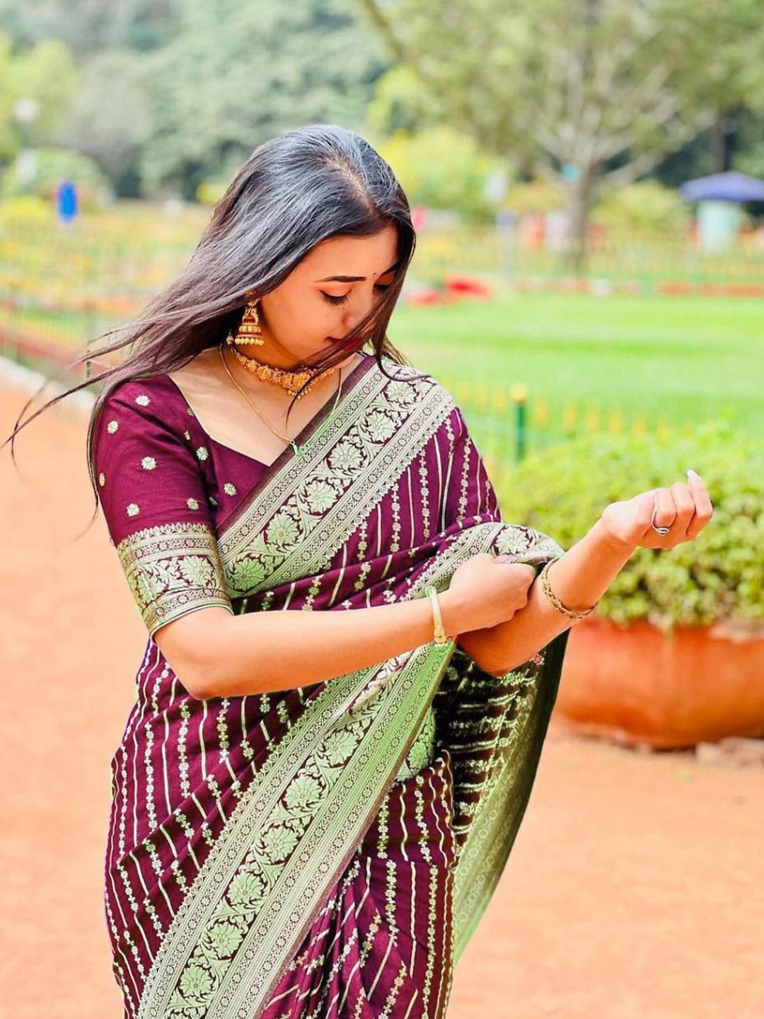 

Miss Beelee Woven Design Zari Banarasi Saree, Maroon