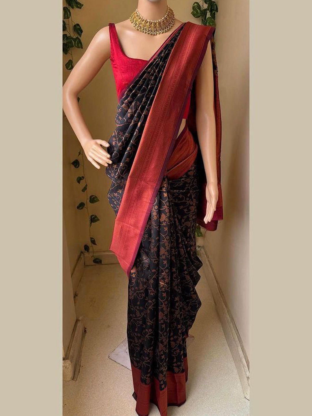 

Miss Beelee Ethnic Motifs Woven Design Zari Banarasi Saree, Black