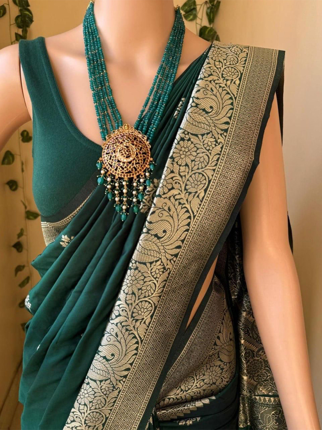 

Miss Beelee Ethnic Motifs Woven Design Zari Banarasi Saree, Green