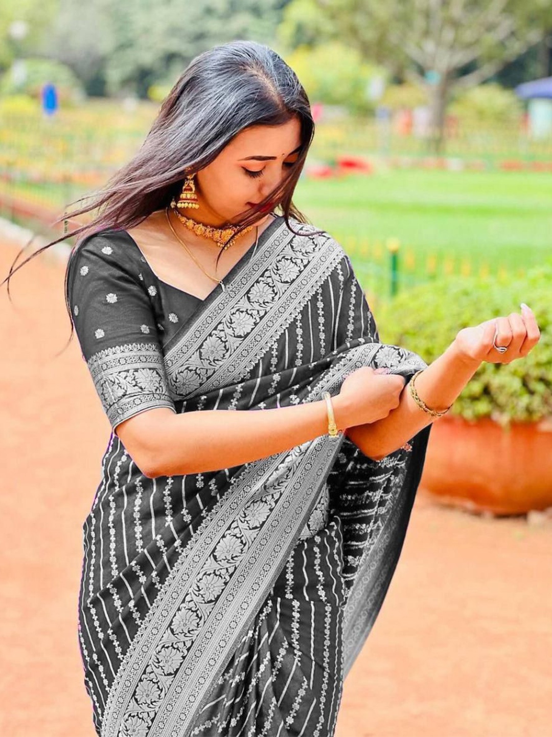 

Miss Beelee Ethnic Motifs Woven Design Zari Banarasi Saree, Black