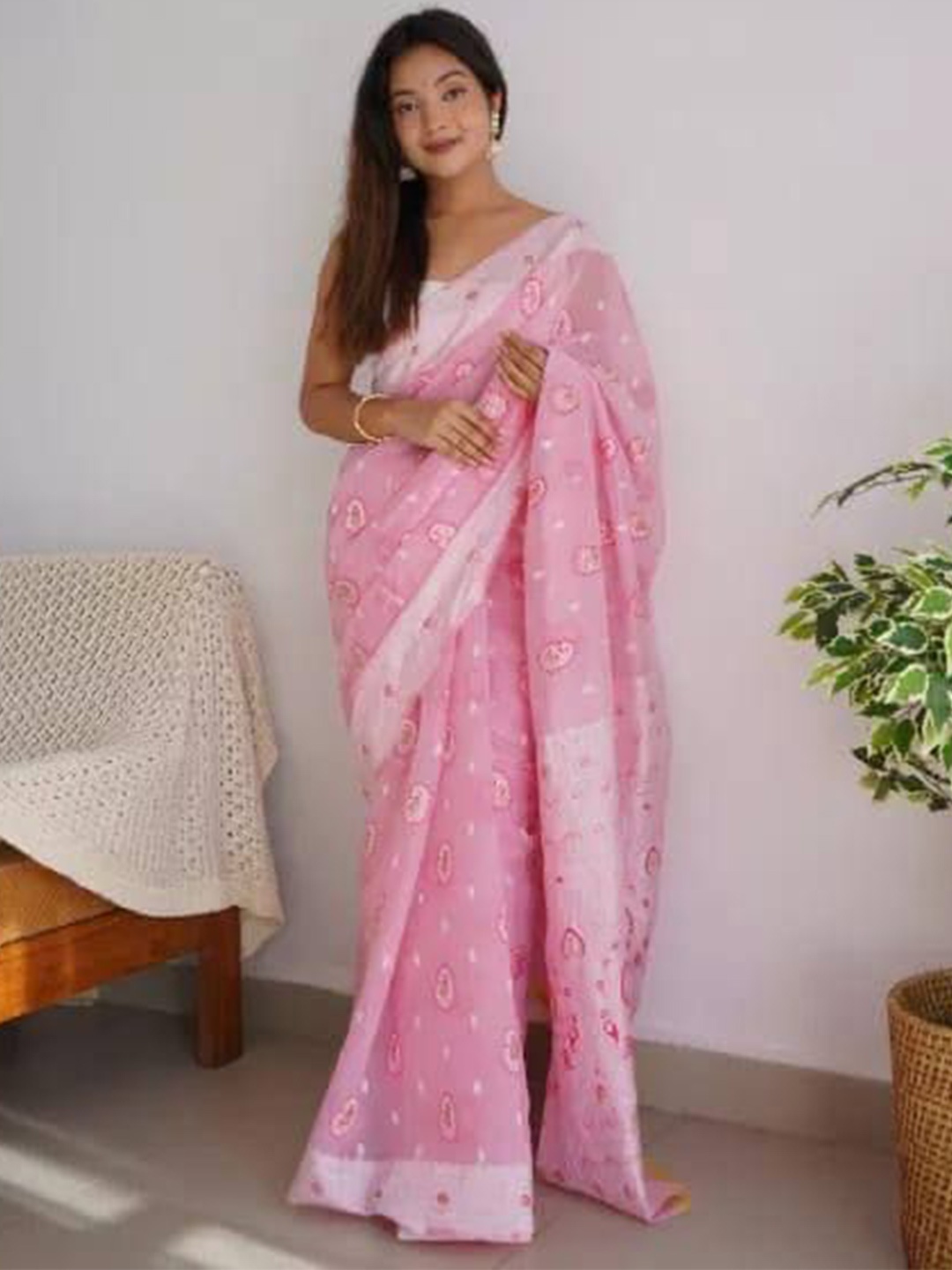 

Miss Beelee Woven Design Zari Banarasi Saree, Pink