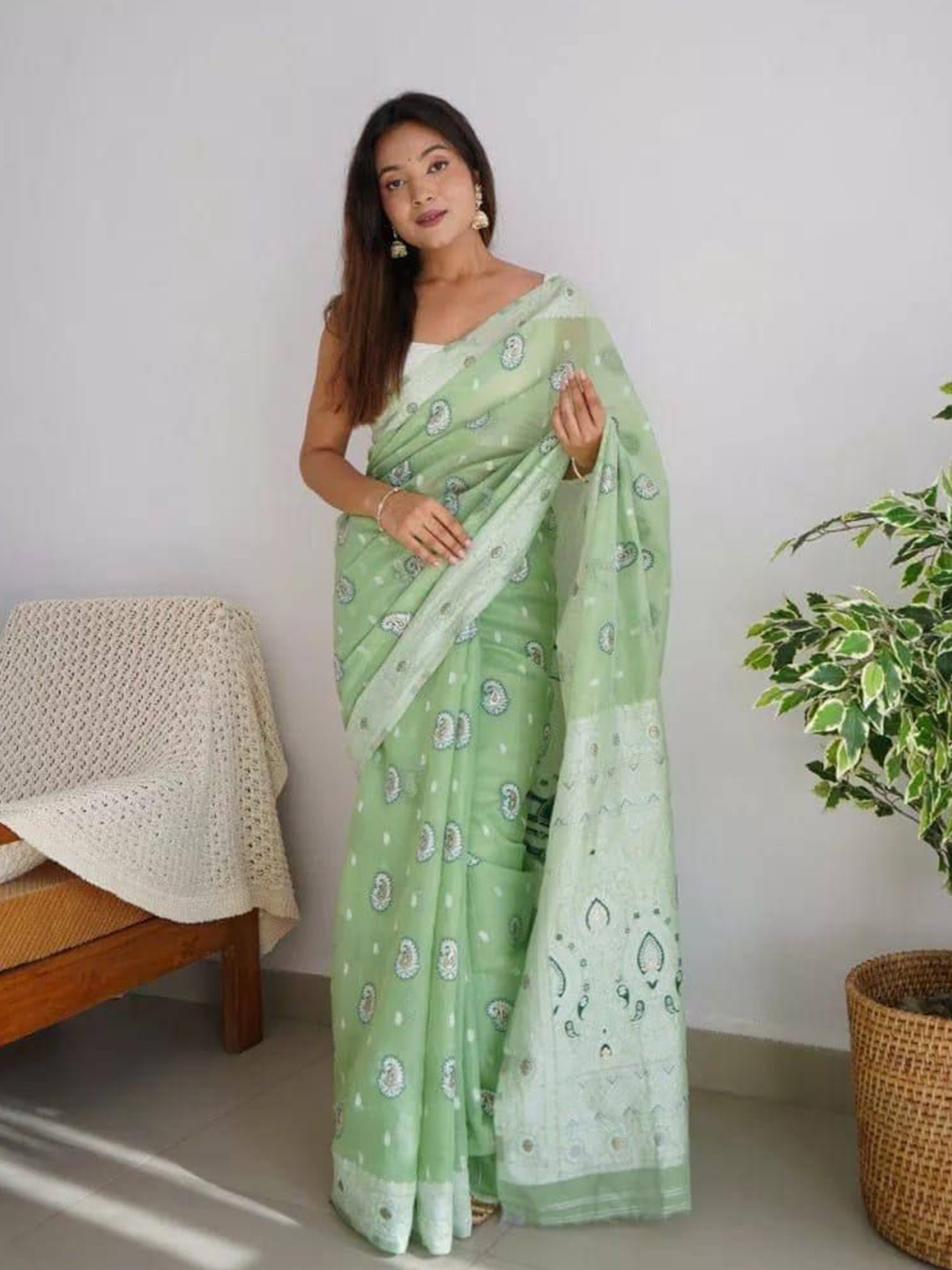 

Miss Beelee Ethnic Motifs Woven Design Zari Banarasi Saree, Green