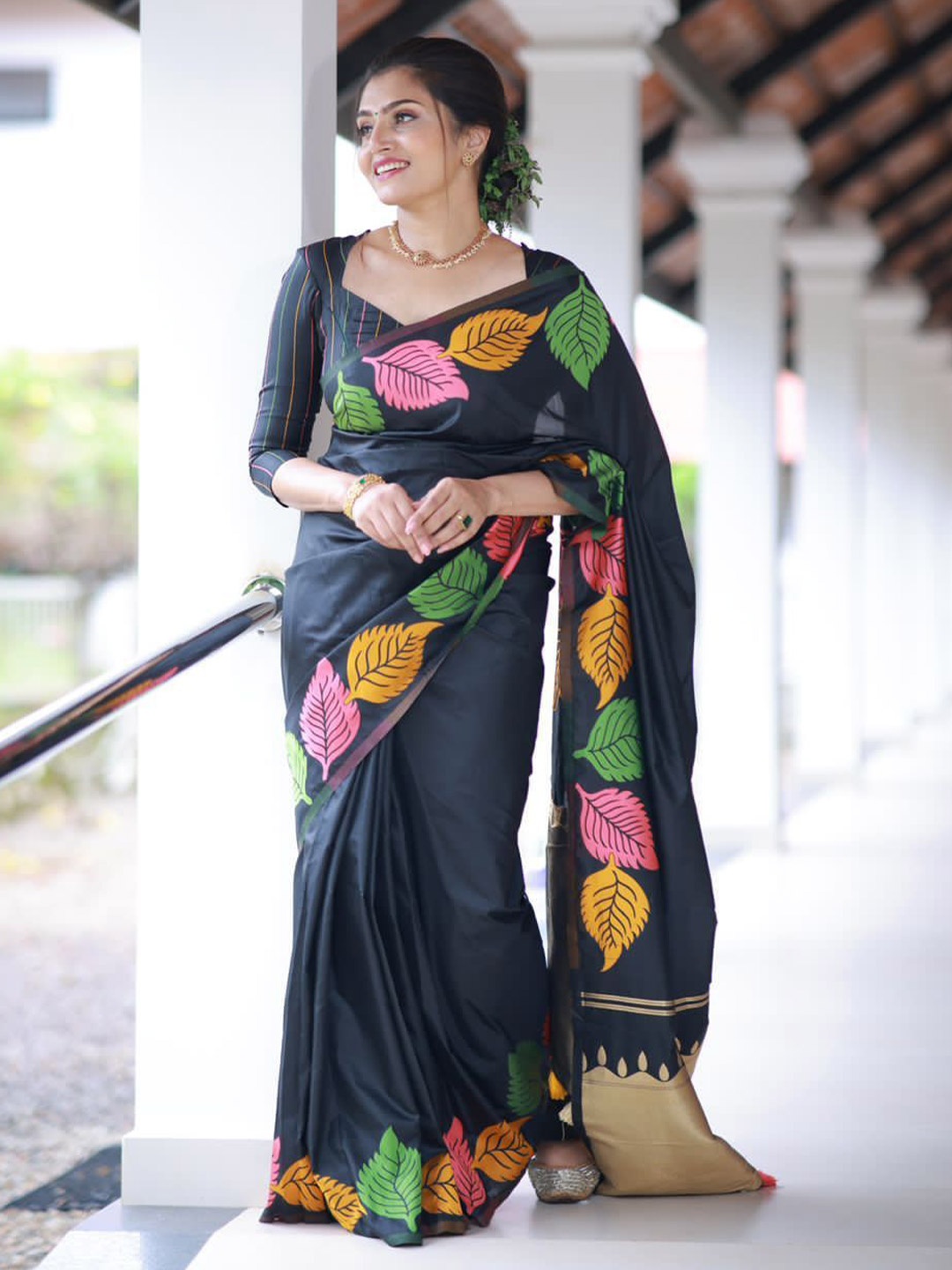 

Miss Beelee Woven Design Zari Banarasi Saree, Black