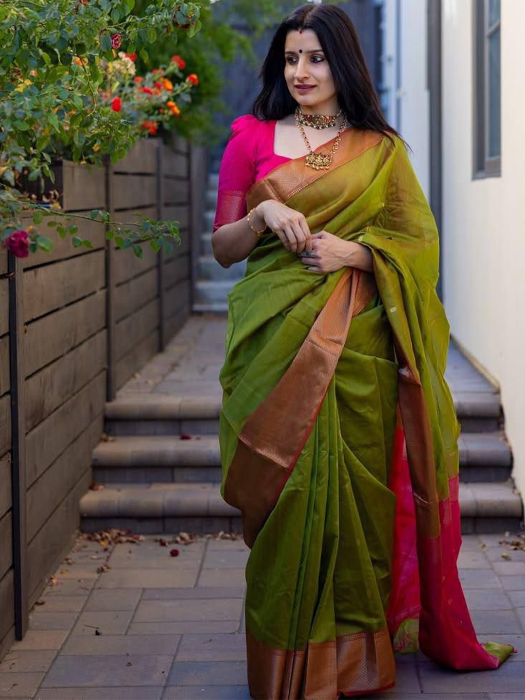 

Miss Beelee Ethnic Motifs Woven Design Zari Banarasi Saree, Green
