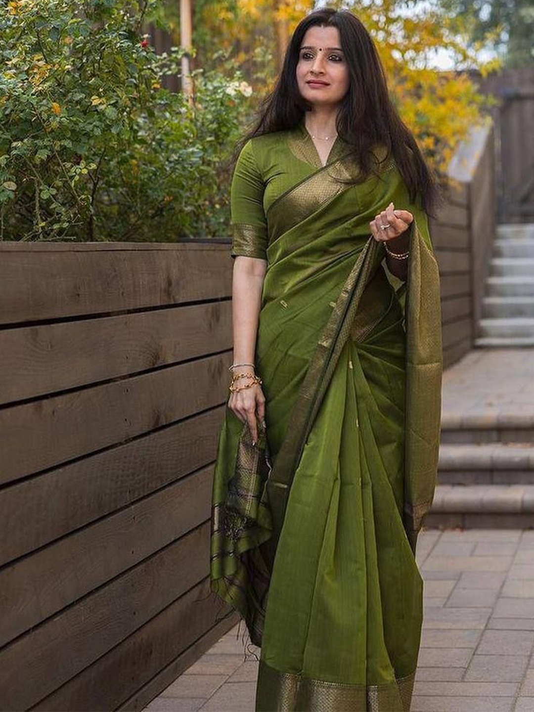 

Miss Beelee Ethnic Motifs Woven Design Zari Banarasi Saree, Green