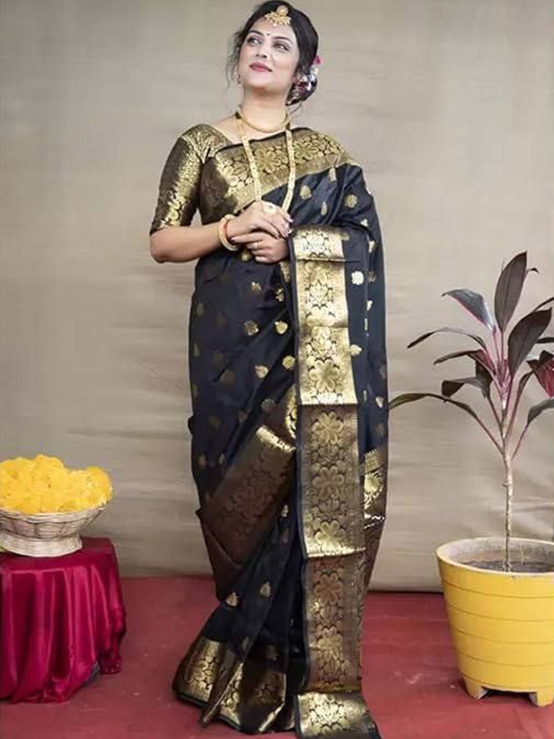 

Miss Beelee Ethnic Motifs Woven Design Zari Banarasi Saree, Black