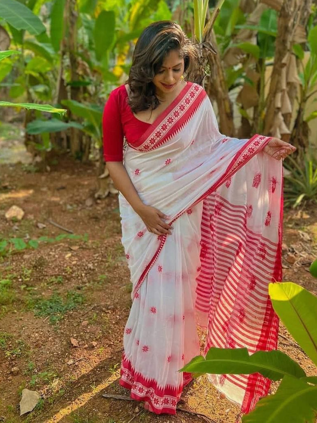 

Miss Beelee Floral Woven Design Banarasi Saree, White