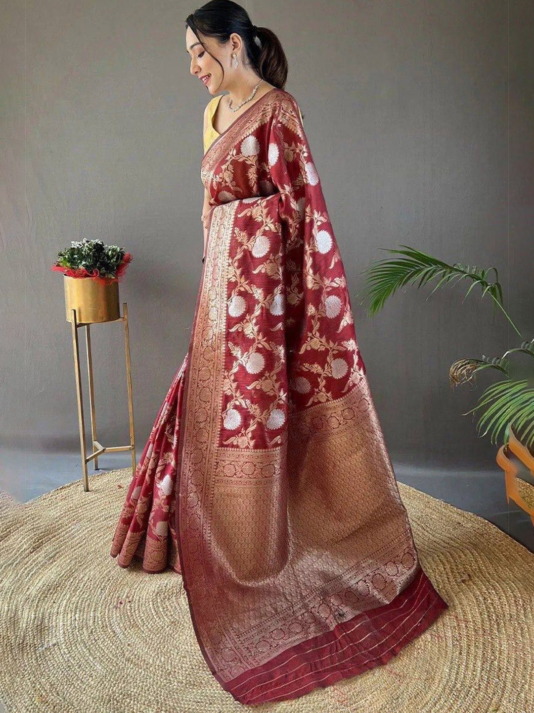 

Miss Beelee Floral Zari Banarasi Saree, Red