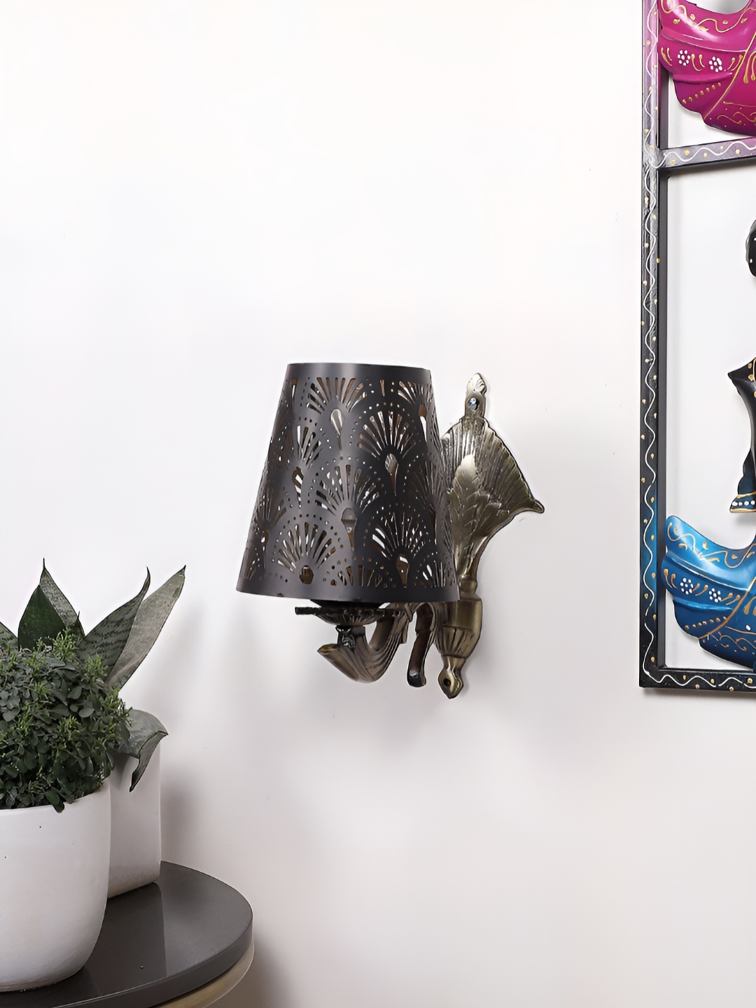 

Aura Gold-Toned & Black Textured Metal Traditional Abstract Shaped Shaped Wall Lamp