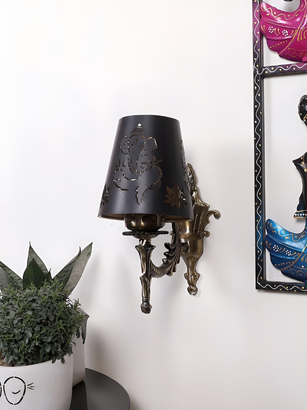 

Aura Gold-Toned & Black Metal Traditional Abstract Shaped Shaped Wall Lamp