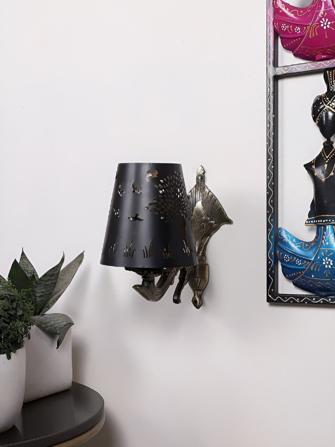 

Aura Black & Gold-Toned Metal Traditional Abstract Shaped Shaped Wall Lamp