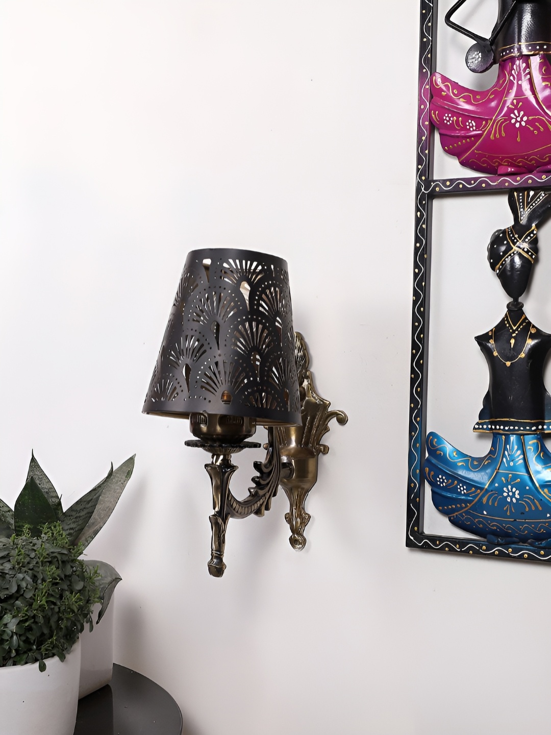 

Aura Gold-Toned & Black Metal Traditional Abstract Shaped Shaped Wall Lamp