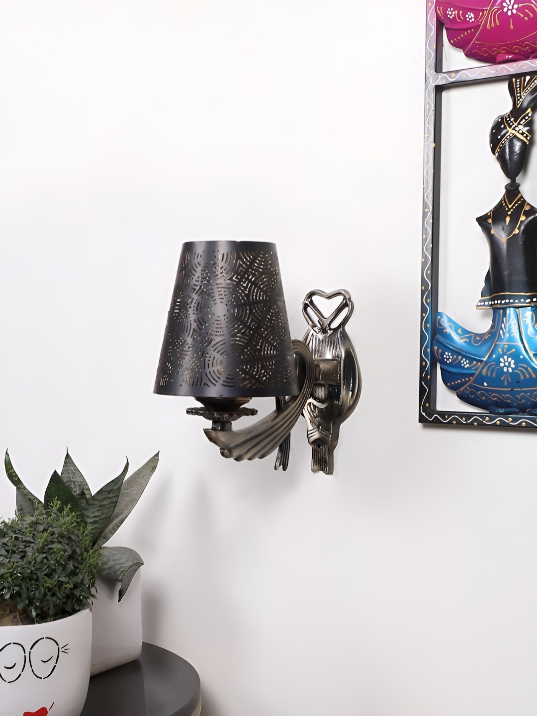

Aura Gold-Toned & Black Metal Traditional Abstract Shaped Shaped Wall Lamp