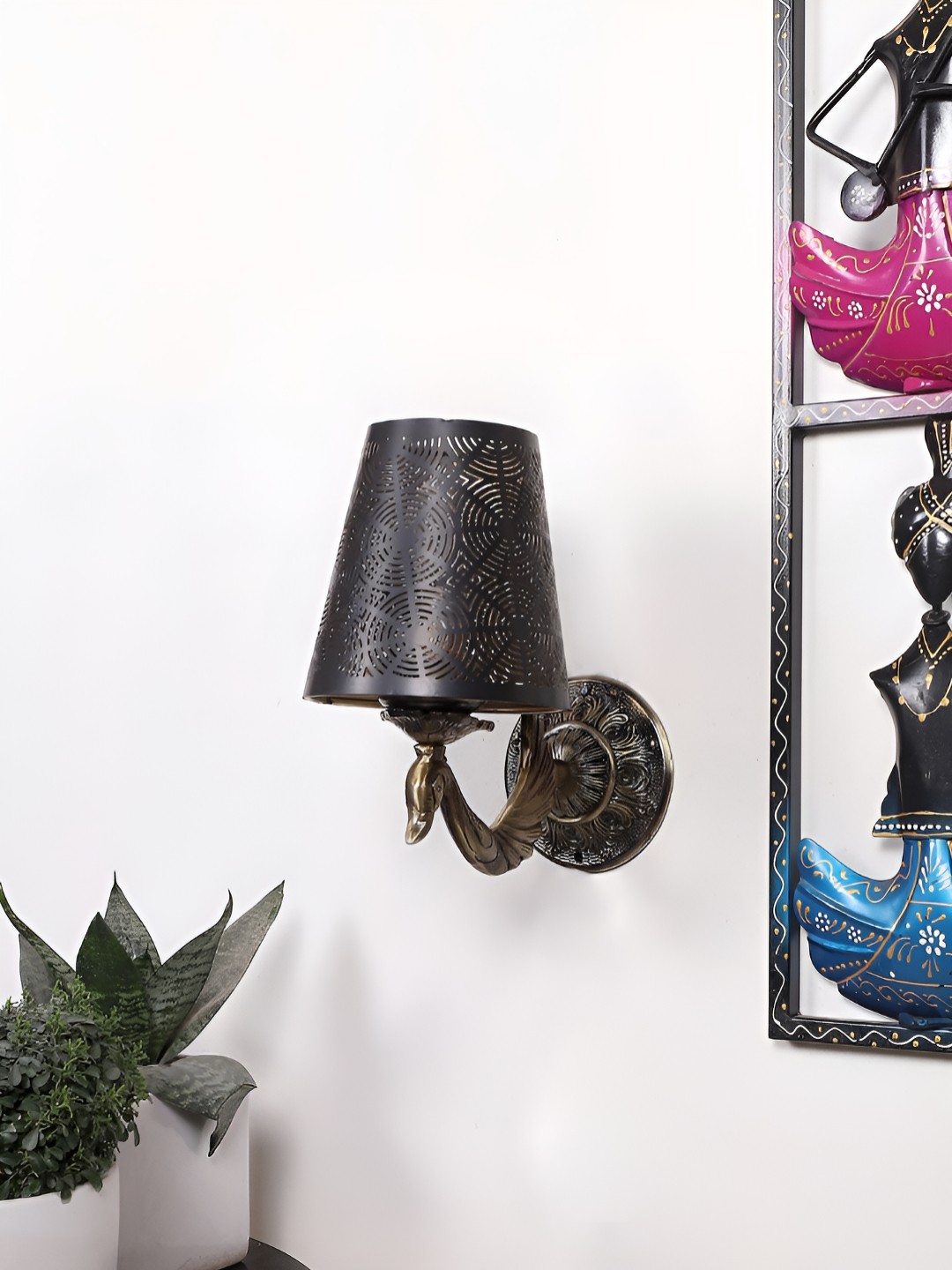 

Aura Gold-Toned & Black Metal Traditional Abstract Shaped Shaped Wall Lamp