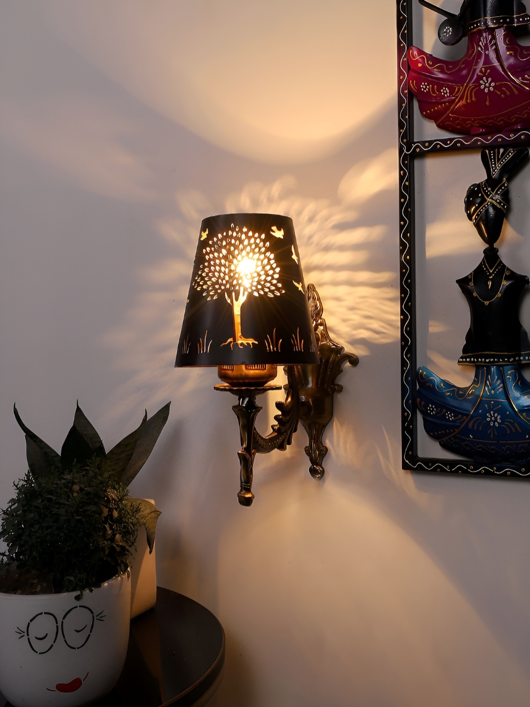 

Aura Black & Gold-Toned Metal Traditional Abstract Shaped Shaped Wall Lamp