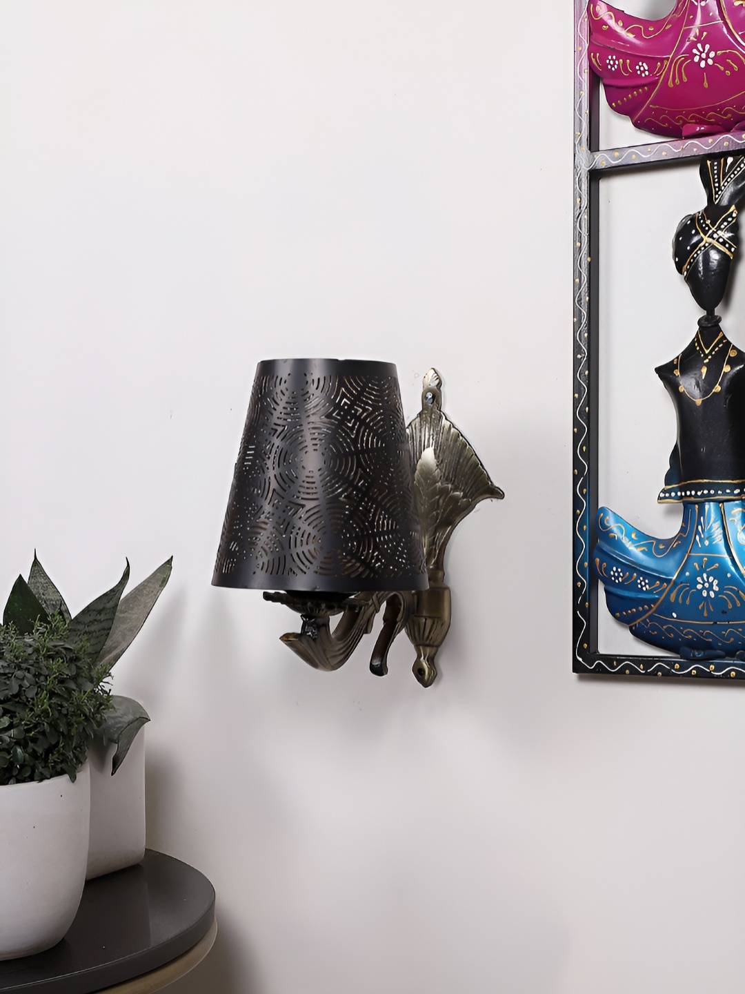 

Aura Gold-Toned & Black Metal Traditional Abstract Shaped Shaped Wall Lamp