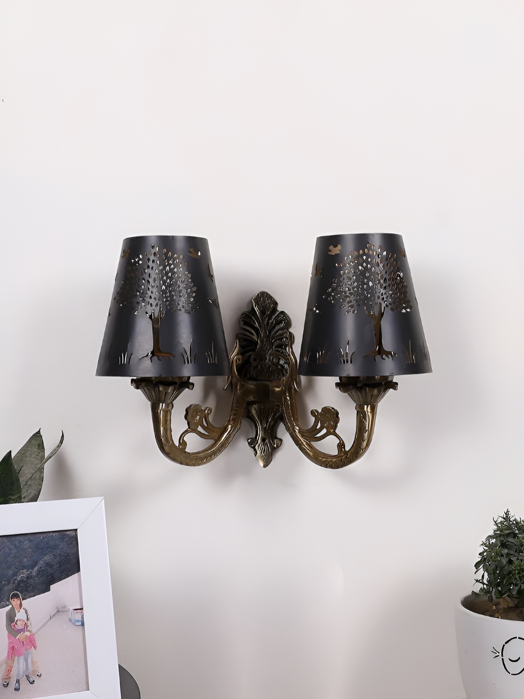 

Aura Black & Gold-Toned Metal Traditional Abstract Shaped Shaped Wall Lamp