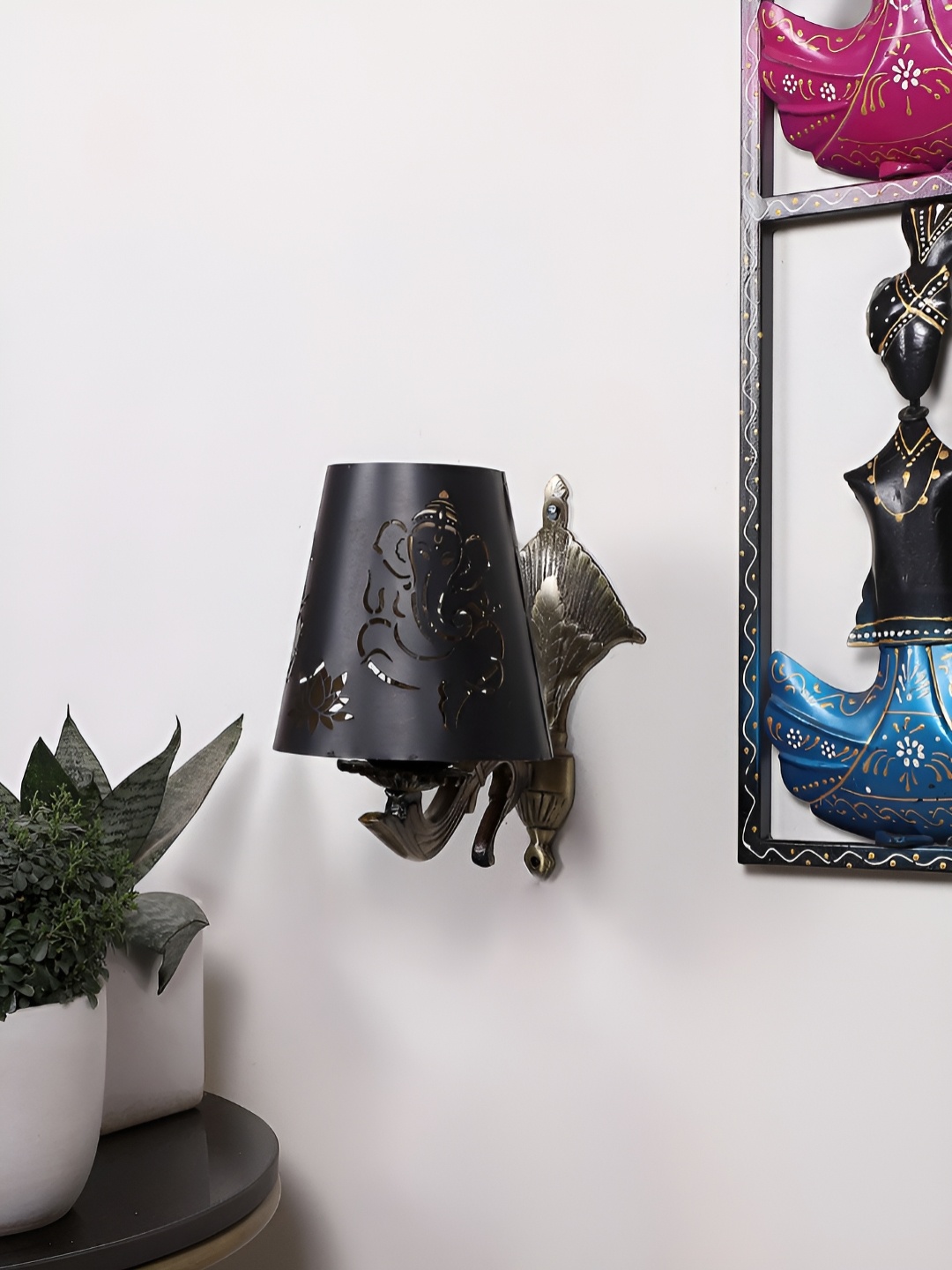 

Aura Gold-Toned & Black Metal Traditional Abstract Shaped Shaped Wall Lamp