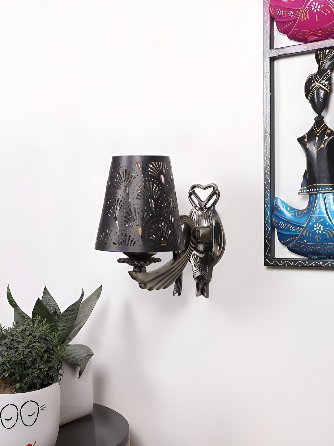

Aura Black & Gold-Toned Metal Traditional Abstract Shaped Shaped Wall Lamp