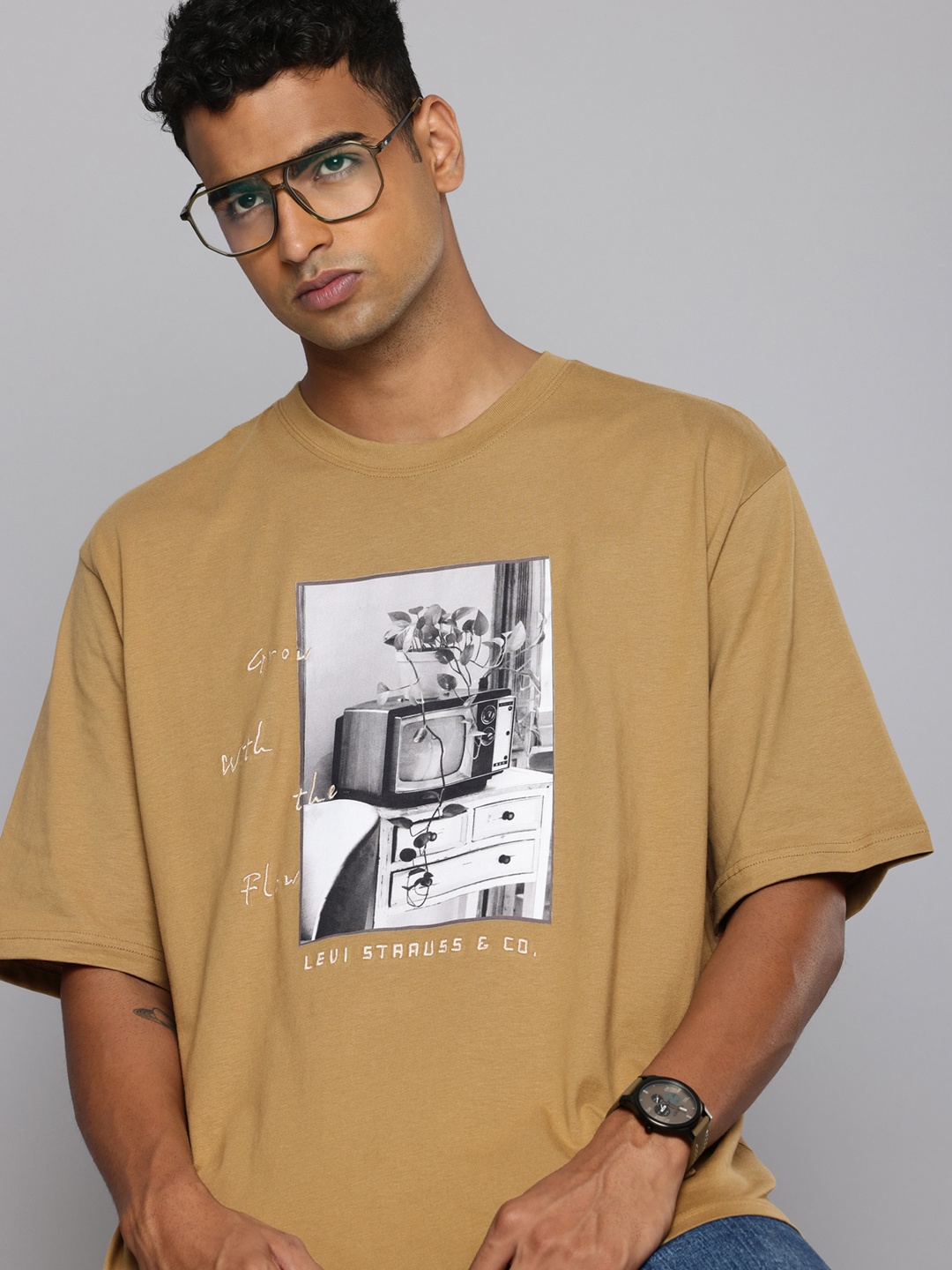 

Levis Pure Cotton Embroidered Graphic Printed Loose Fit T-shirt, Brown