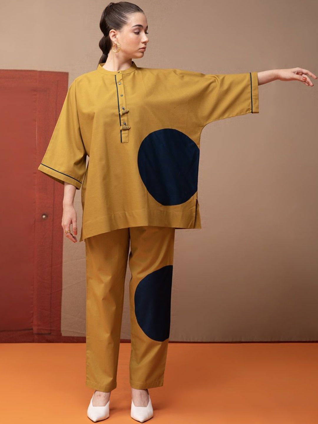 

Bannos Swagger Yellow Band Collar Applique-Detail Tunic With Trouser