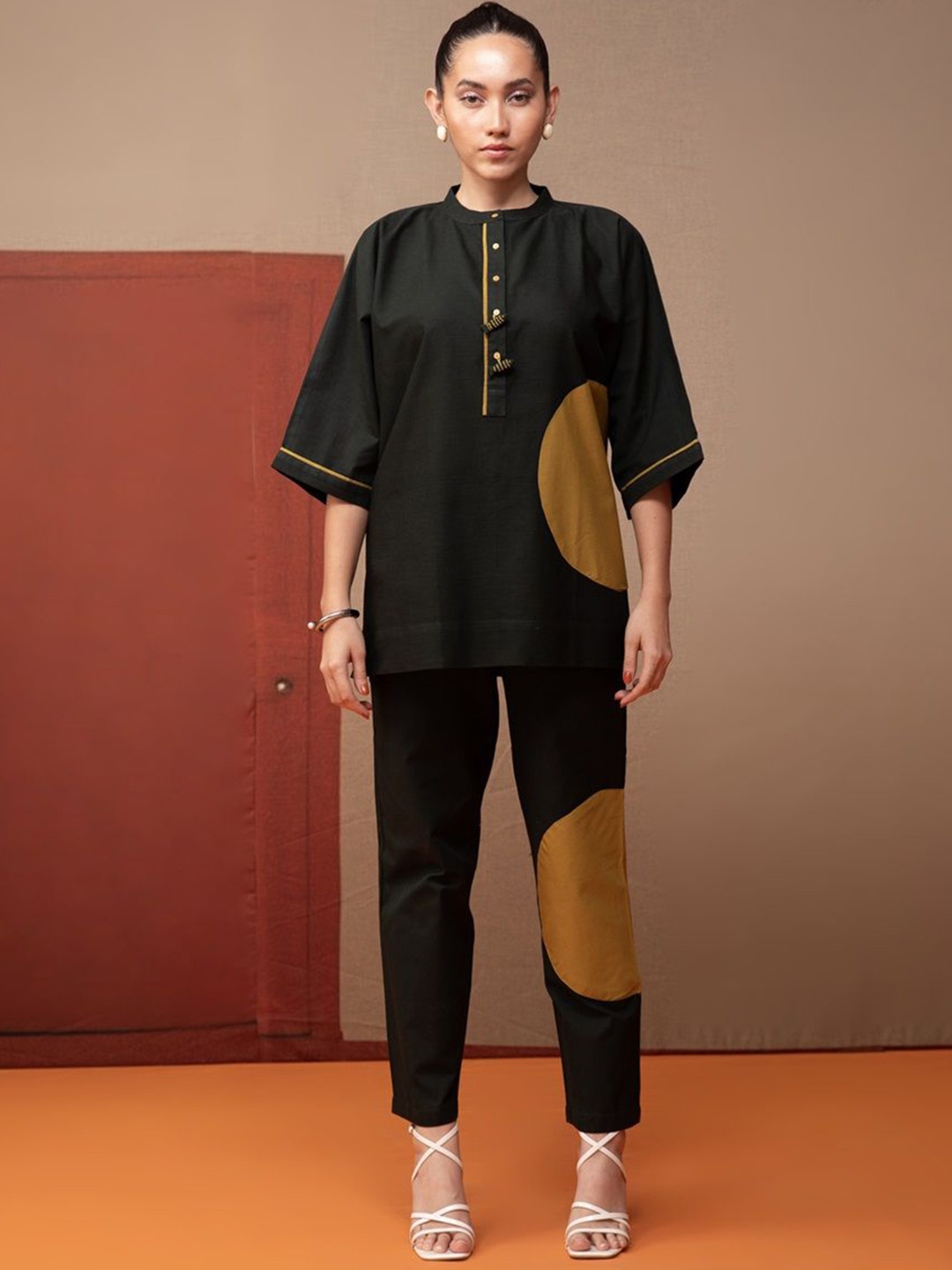 

Bannos Swagger Green Band Collar Applique-Detail Tunic With Trouser