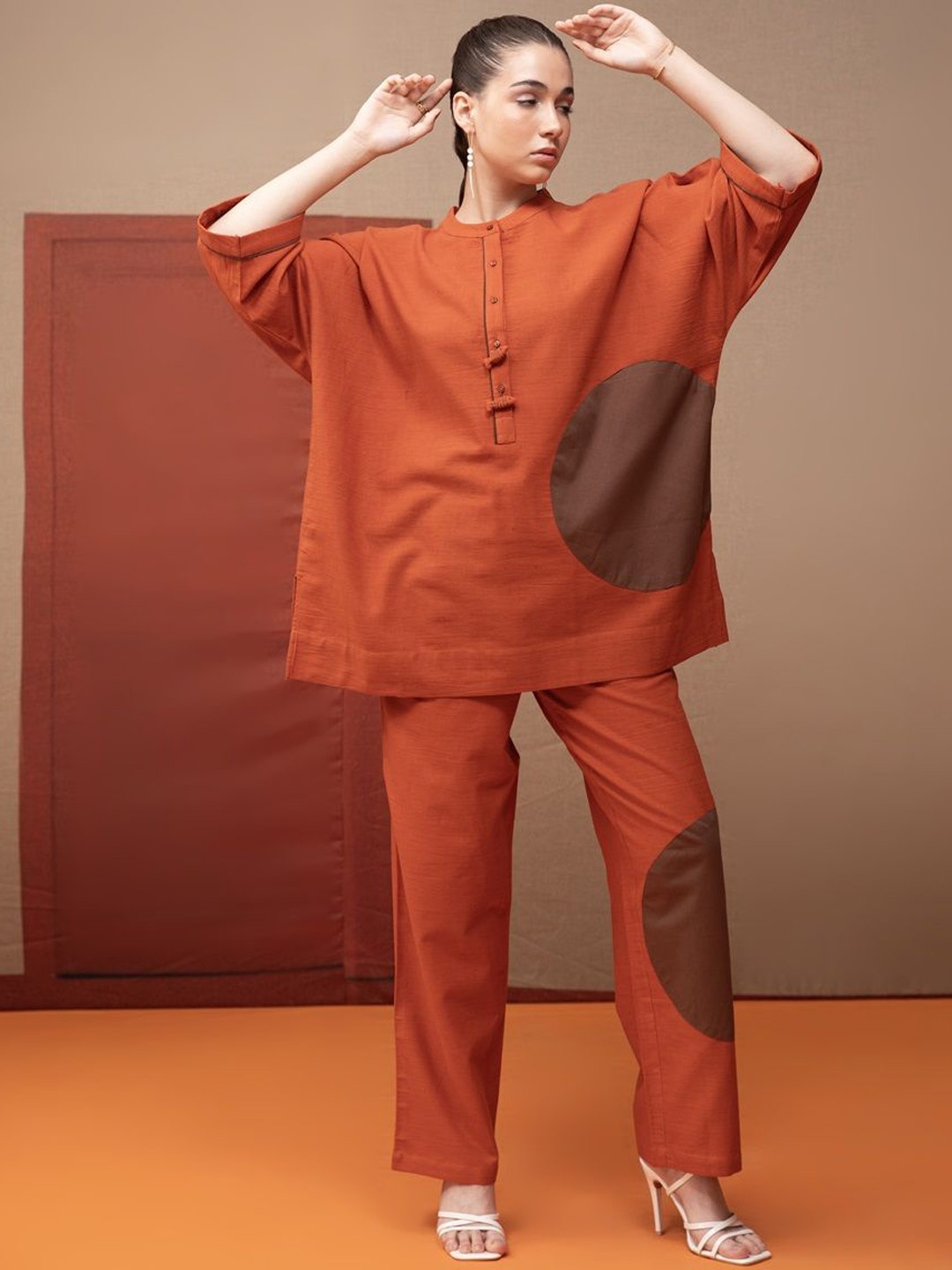 

Bannos Swagger Tan Band Collar Applique-Detail Tunic With Trouser