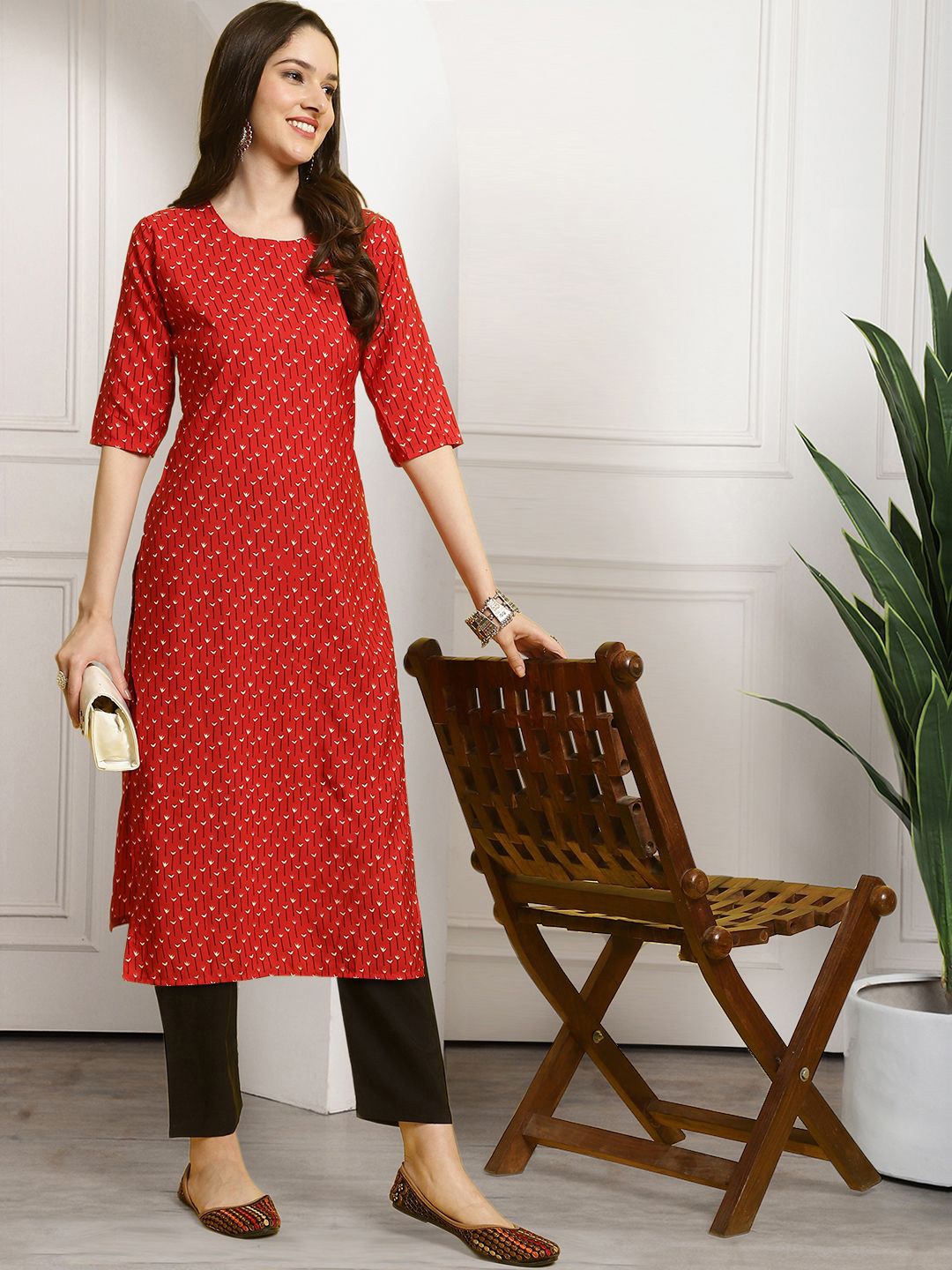 

7Threads Floral Printed Round Neck Kurta With Trousers, Red