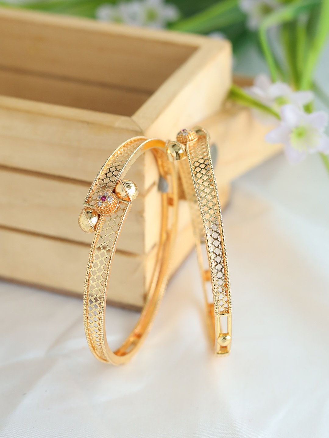 

Zeraki Jewels Priyanka Set Of 2 Gold-Plated Stone Studded Bangles