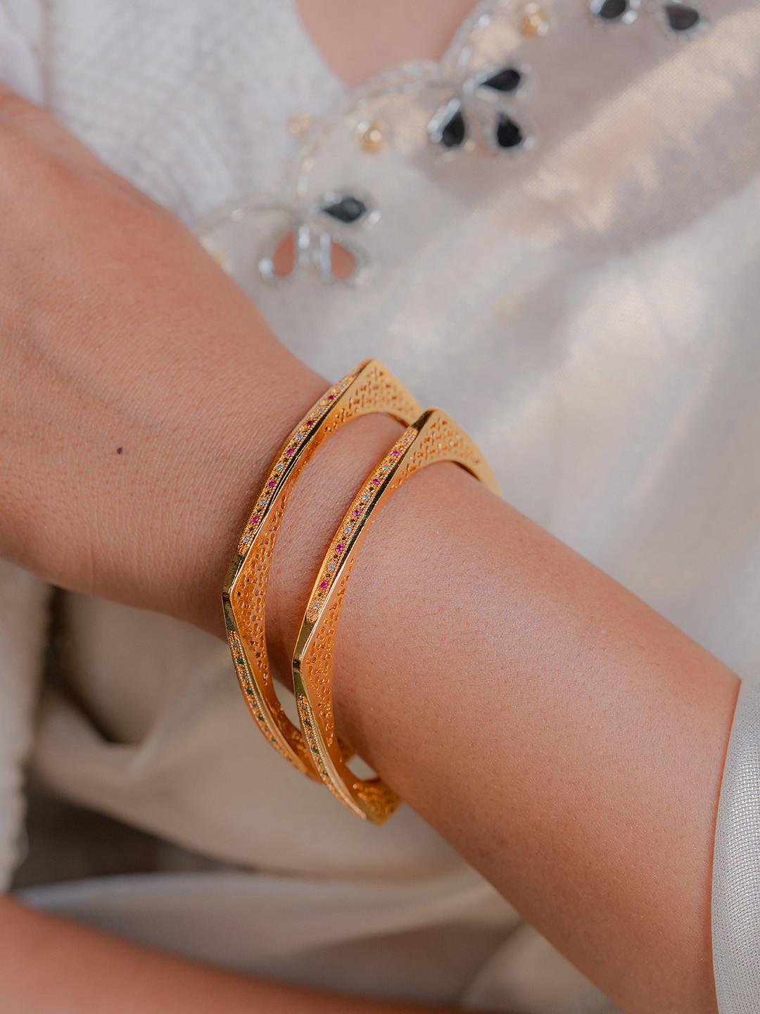 

Zeraki Jewels Akshita Set Of 2 Gold-Plated Stone Studded Bangles
