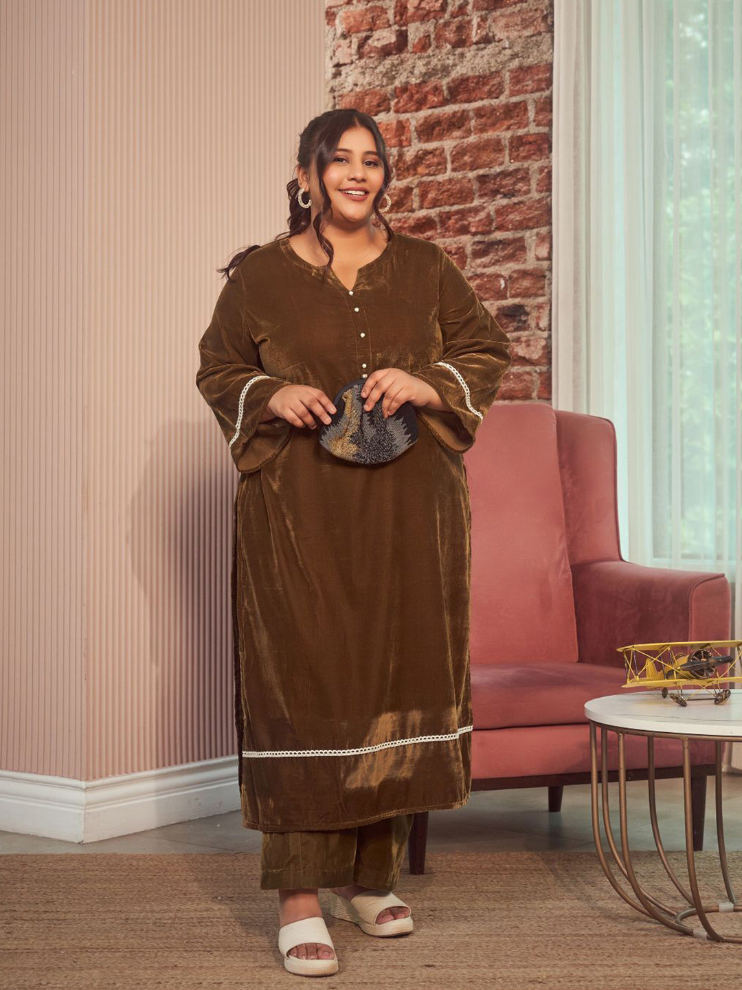 

NANGALIA RUCHIRA Notch Neck Flared Sleeves Gotta Patti Velvet Straight Kurta With Trousers, Olive