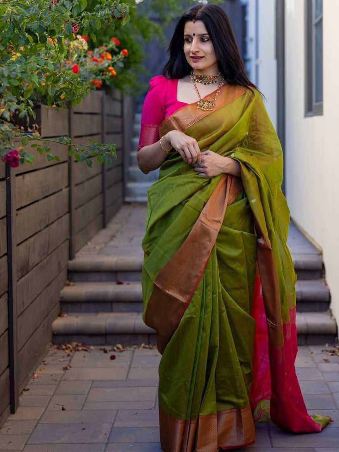

KALINI Woven Design Zari Banarasi Saree, Green