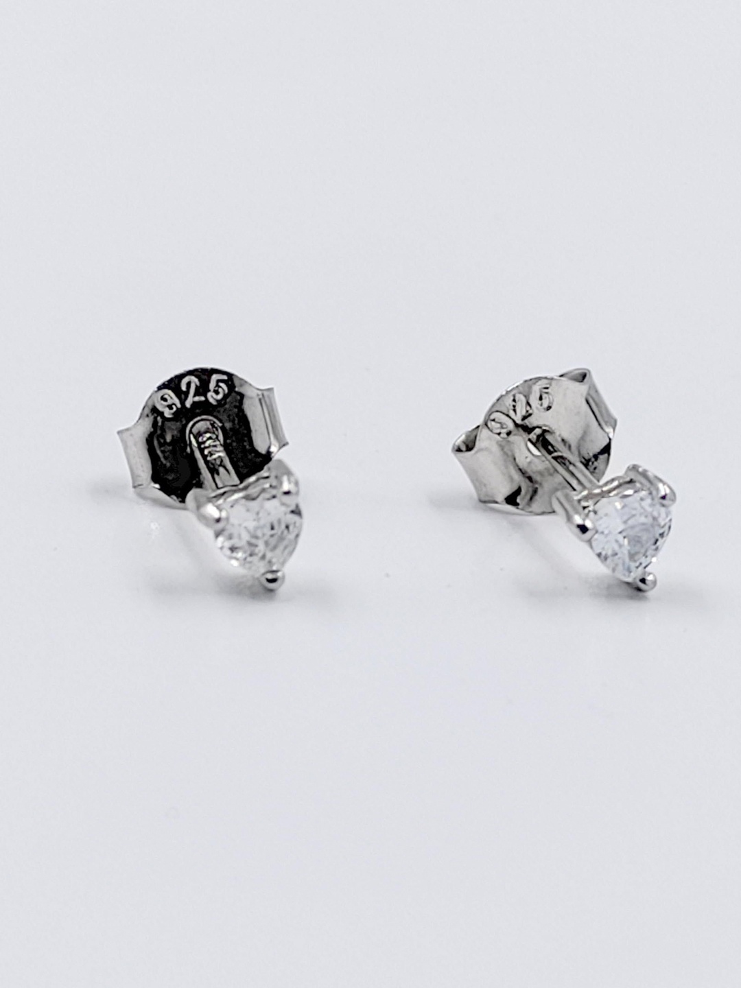 

AMONROO 925 Sterling Silver Rhodium-Plated Cubic Zirconia Studded Heart Shaped Studs