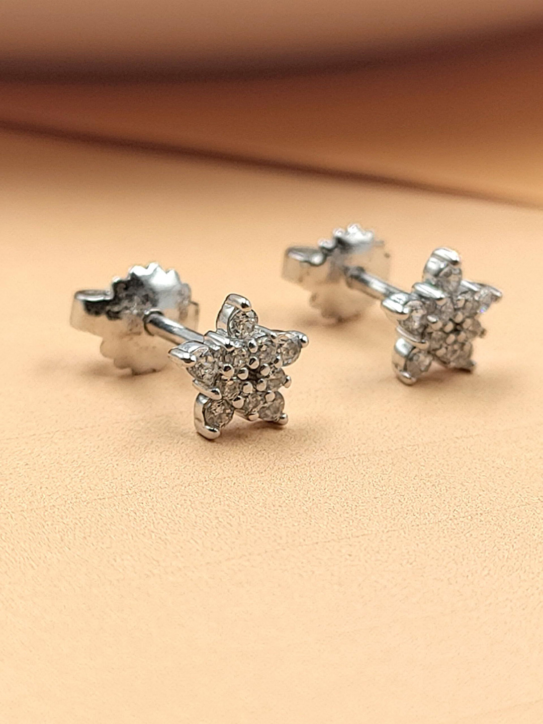 

AMONROO 925 Sterling Silver Rhodium-Plated Cubic Zirconia Studded Star Shaped Studs