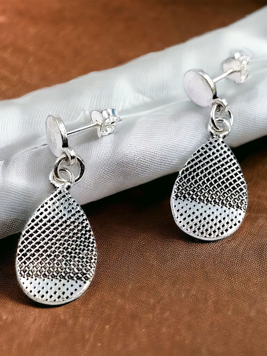 

AMONROO 925 Sterling Silver Rhodium-Plated Teardrop Shaped Oxidised Drop Earrings
