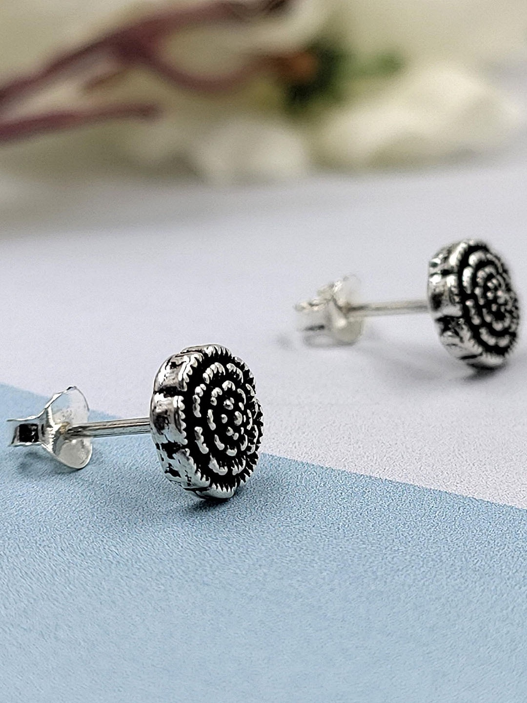 

AMONROO 925 Sterling Silver Rhodium-Plated Floral Shaped Oxidised Studs