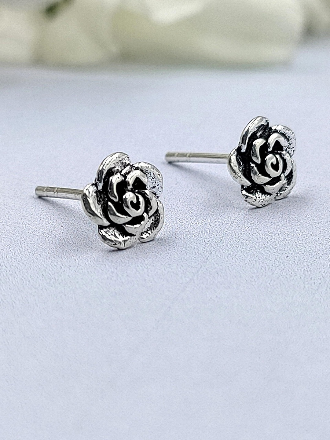 

AMONROO 925 Sterling Silver Rhodium-Plated Floral Shaped Oxidised Studs