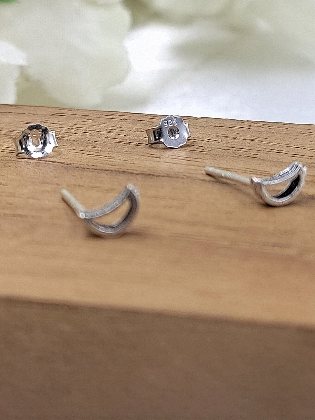 

AMONROO 925 Sterling Silver Rhodium-Plated Crescent Shaped Studs