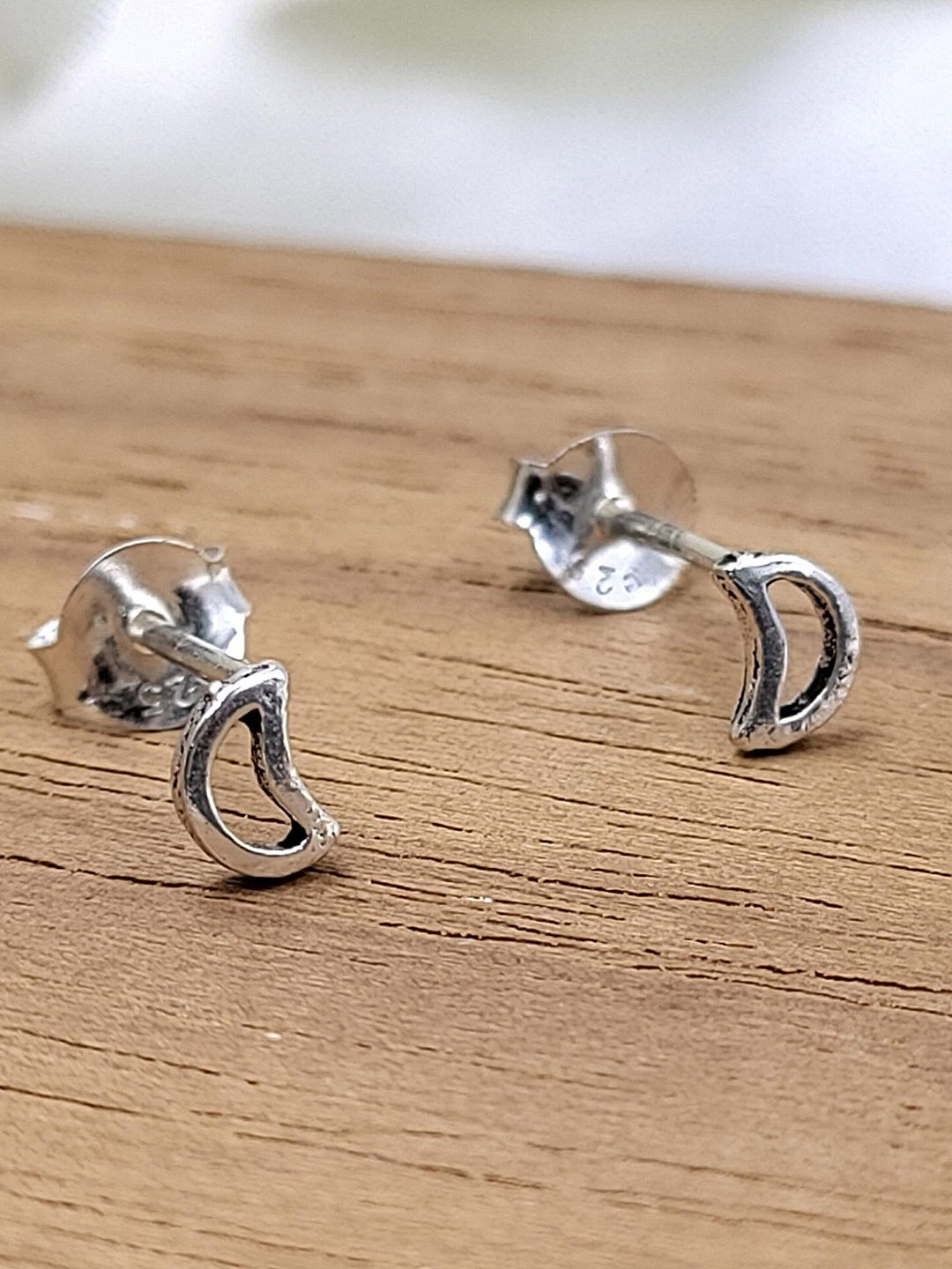 

AMONROO 925 Sterling Silver Rhodium-Plated Crescent Shaped Studs