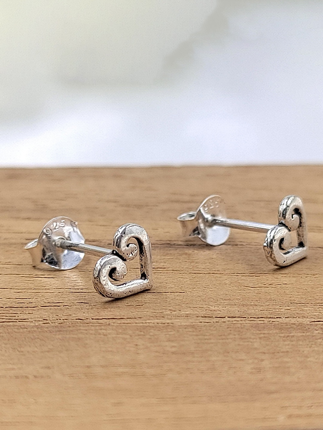 

AMONROO 925 Sterling Silver Rhodium-Plated Heart Shaped Studs