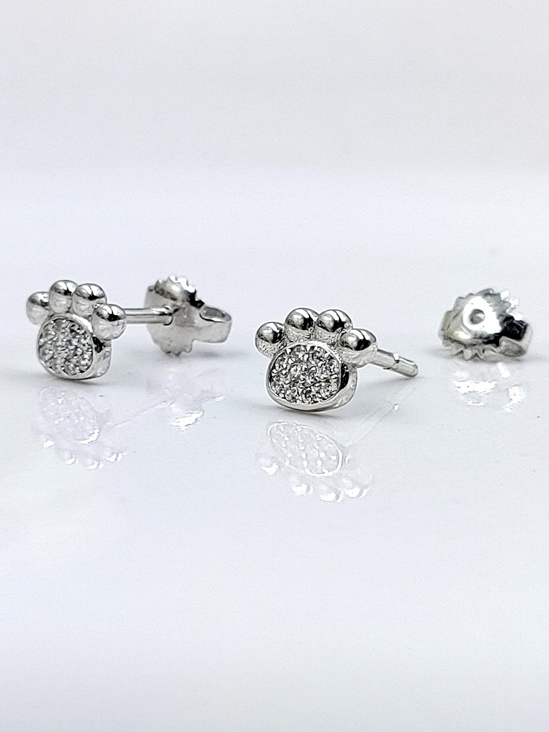 

AMONROO 925 Sterling Silver Rhodium-Plated Cubic Zirconia Studded Paw Animal Shaped Studs